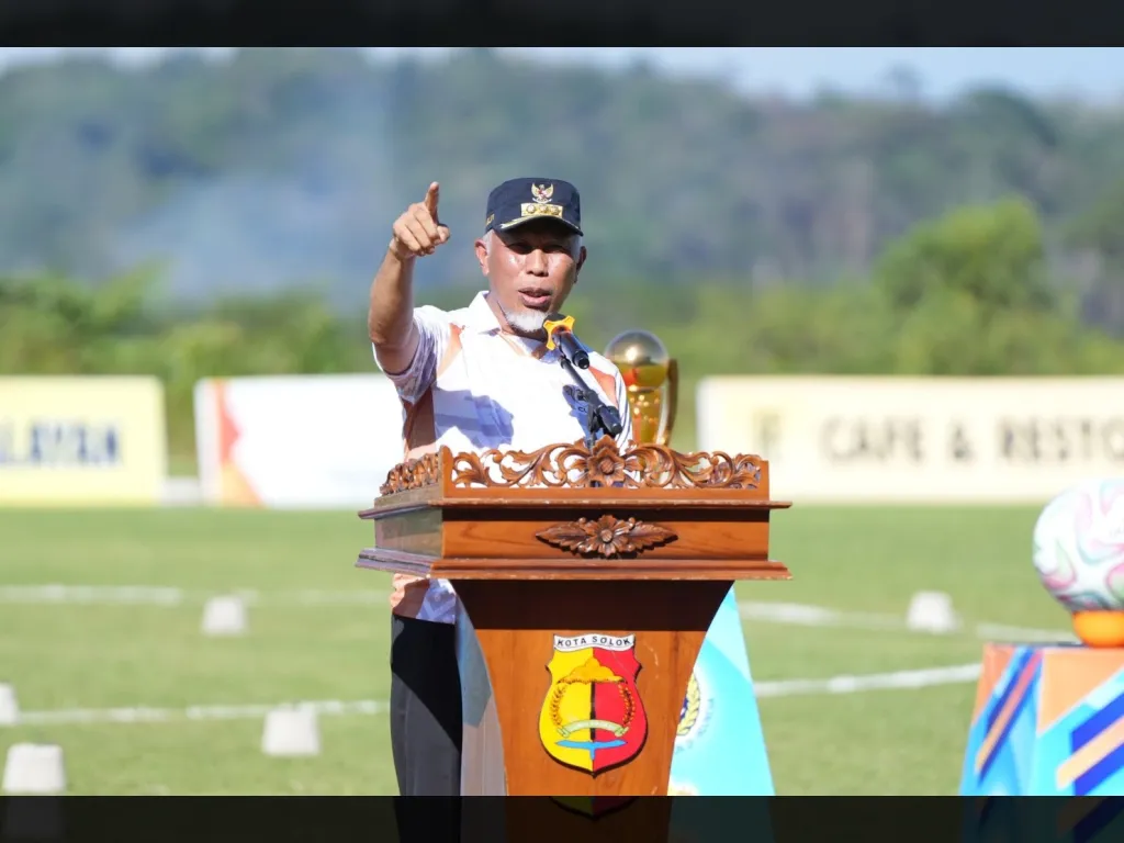 Gubernur Sumbar Mahyeldi ketika membuka Turnamen Sepakbola FE Cup 2 Regional Sumatera